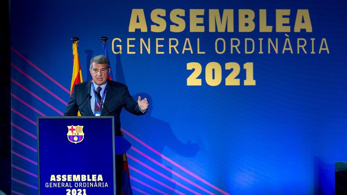 Laporta, durante el discurso presidencial en la asamblea. Laporta, durante el discurso presidencial en la asamblea.