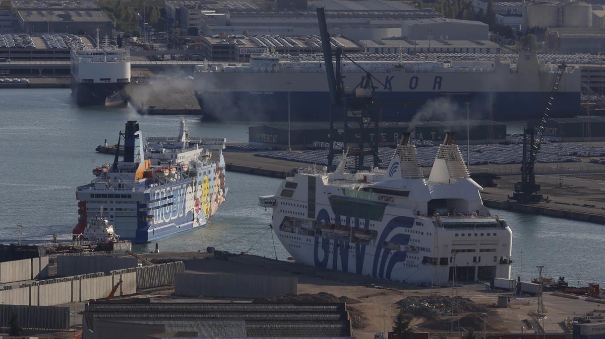 El barco Moby Dada, a la izquierda, y el Rhapsody, donde se alojaran miembros de la Guardia Civil y Policia Nacional, atracados en el puerto de Barcelona.