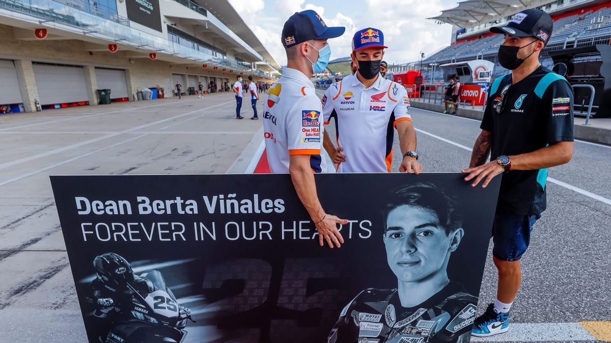 Pol Espargaró , Marc Márquez y Xavi Vierge en el minuto de silencio dedicado a Dean Berta Vinalesen el circuito de las Americas en Austin, Tejas. Pol Espargaró , Marc Márquez y Xavi Vierge en el minuto de silencio dedicado a Dean Berta Vinalesen el circuito de las Americas en Austin, Tejas.