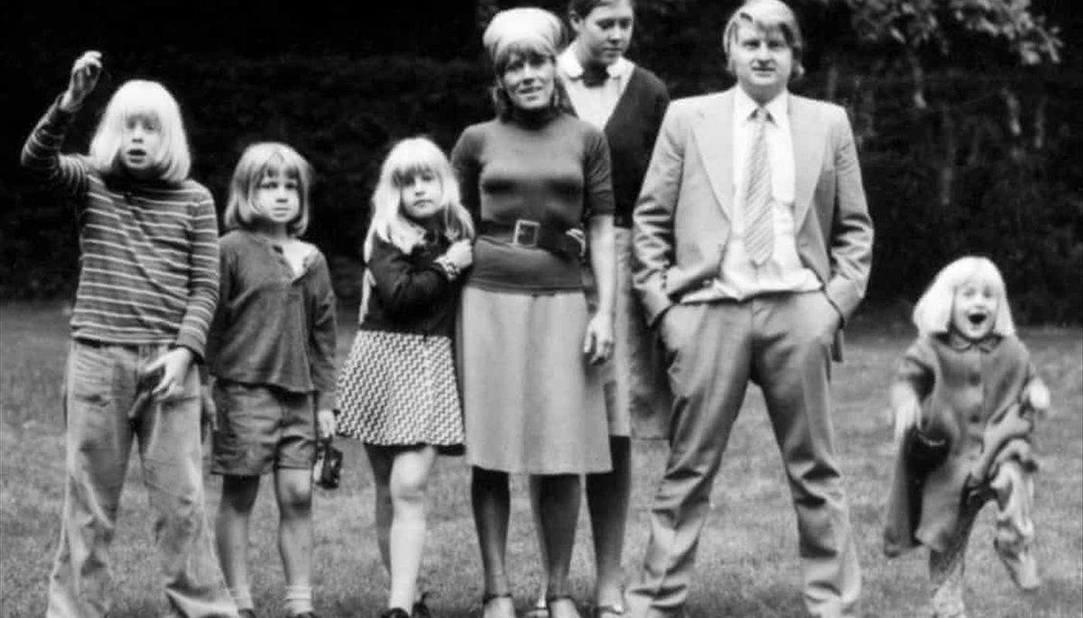 Los Johnson de izquierda a derecha: Boris, Leo, Rachel, Charlotte, Stanley, Jo y la ’nanny’ Mary Kidd.