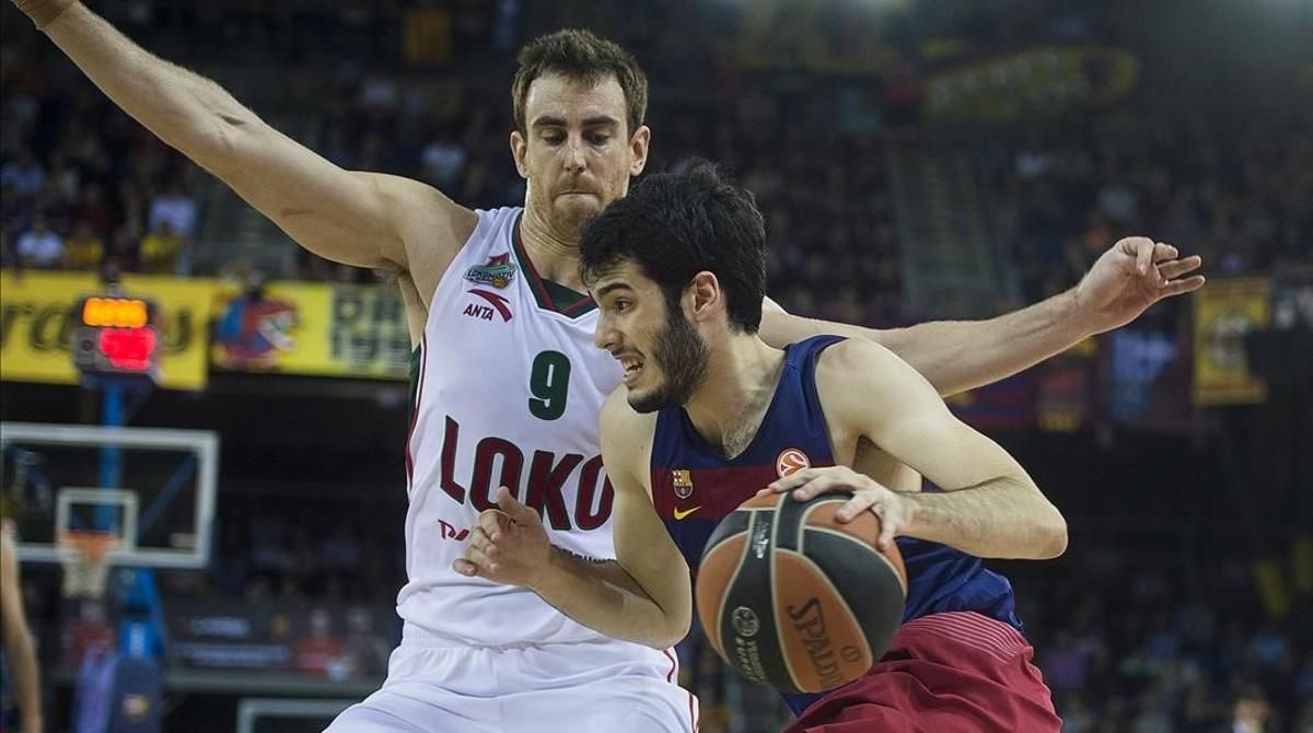 Abrines entra a canasta con la oposición de Claver durante el tercer partido de los cuartos de final de la Euroliga de baloncesto entre el FC Barcelona y el Lokomotiv. Abrines entra a canasta con la oposición de Claver durante el tercer partido de los cuartos de final de la Euroliga de baloncesto entre el FC Barcelona y el Lokomotiv.