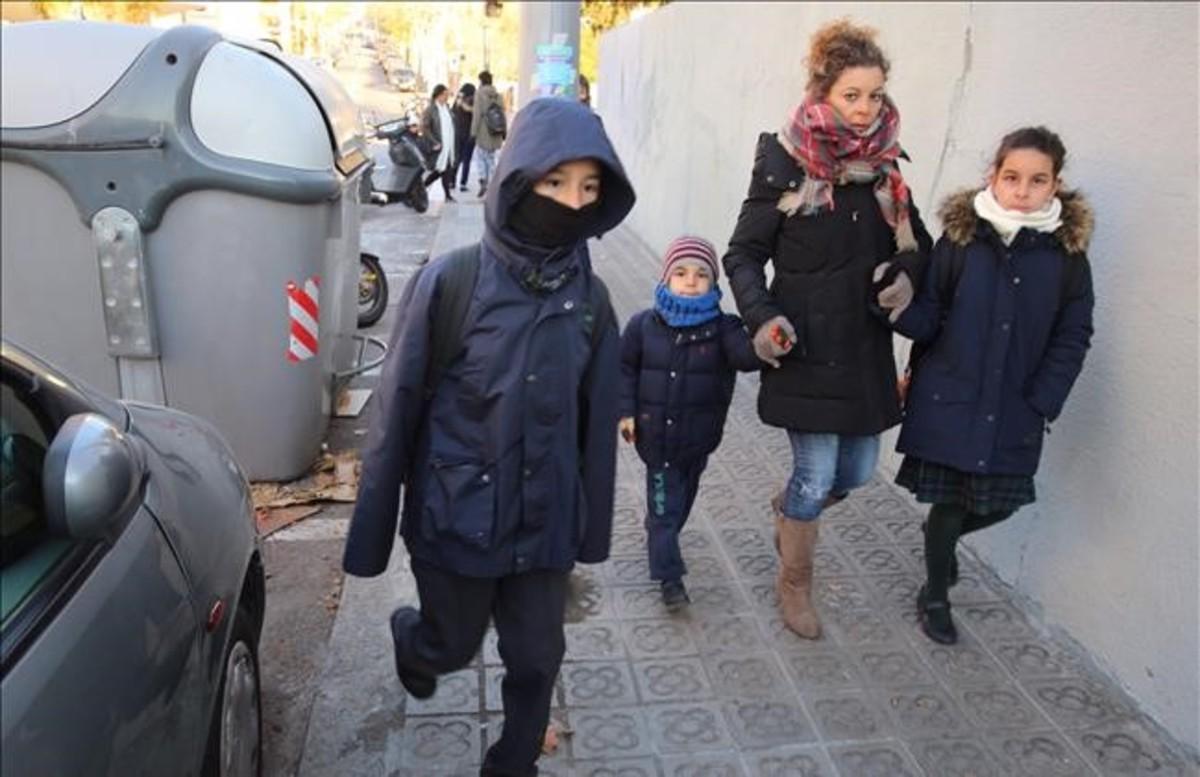 Abrigados camino a la escuela en el barrio barcelonés del Guinardó, en el primer día de la ola de frío.