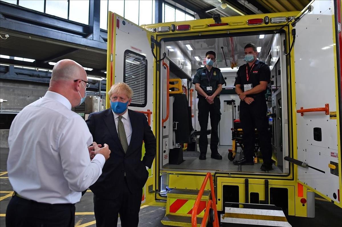 Boris Johnson habla con el responsable del servicio de ambulancias de Londres.
