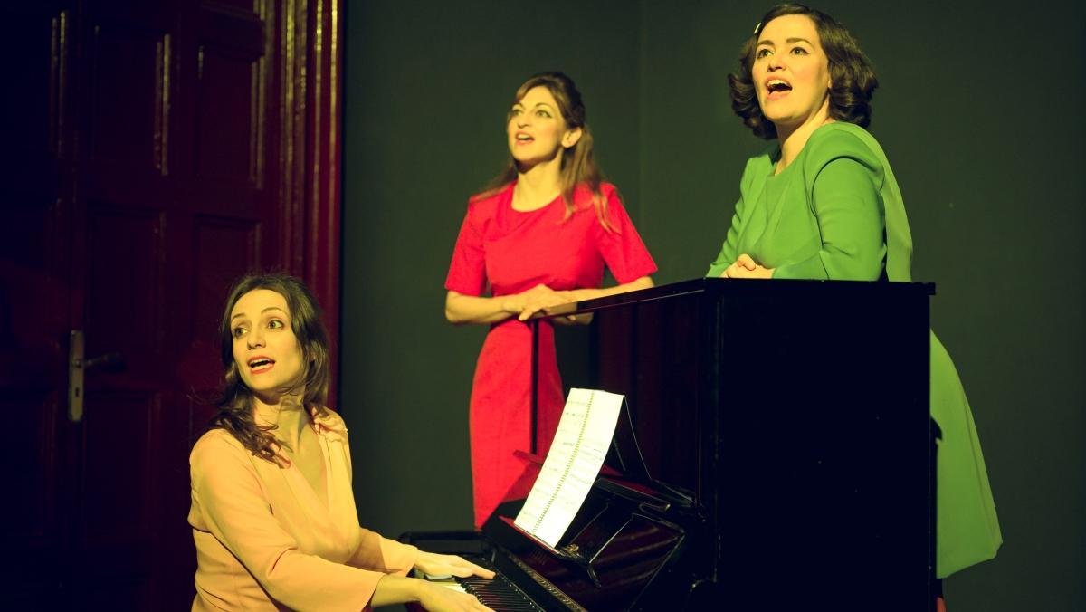 Ariadna Cabiró al piano, Núria Cuyás y Cinta Moreno (derecha) protagonizan este musical.