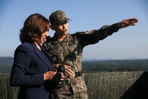 Kamala Harris visita la zona desmilitarizada entre Corea del Norte y Corea del Sur