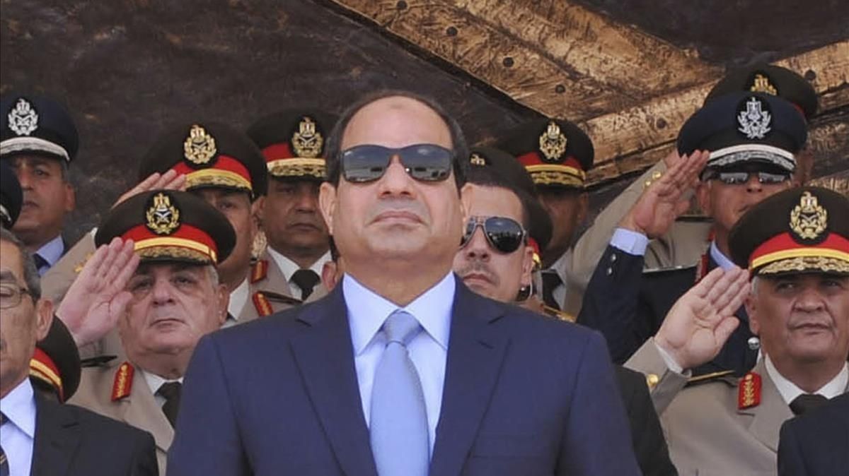 El presidente egipcio, Abdelfata al Sisi, rodeado de sus generales. El presidente egipcio, Abdelfata al Sisi, rodeado de sus generales.