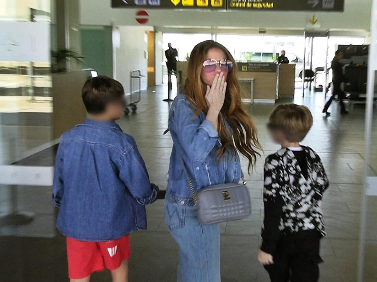 Shakira en un aeropuerto con sus hijos