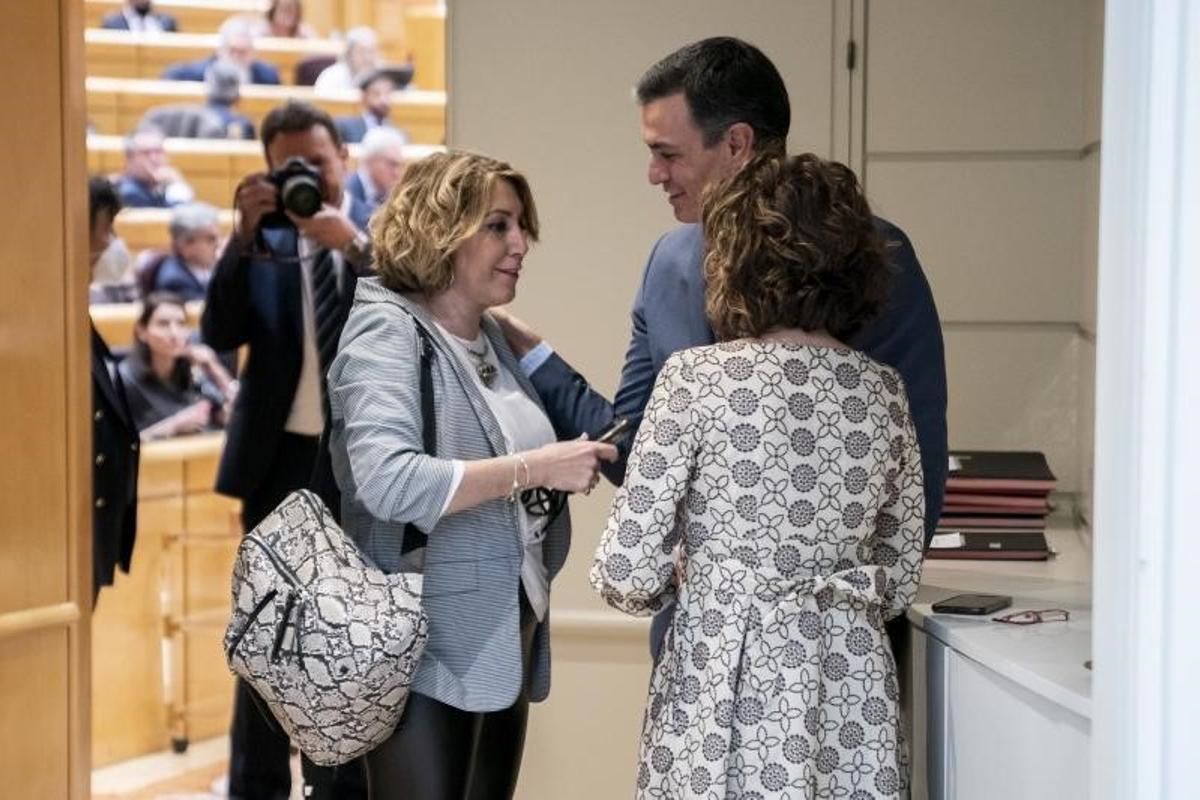 El presidente del Gobierno, Pedro Sánchez, saluda a Susana Díaz, senadora y expresidenta de la Junta, junto a la ministra de Hacienda, María Jesús Montero, a su salida de la sesión de control al Gobierno en la Cámara alta, este 26 de abril de 2022.