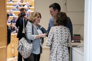 El presidente del Gobierno, Pedro Sánchez, saluda a Susana Díaz, senadora y expresidenta de la Junta, junto a la ministra de Hacienda, María Jesús Montero, a su salida de la sesión de control al Gobierno en la Cámara alta, este 26 de abril de 2022.