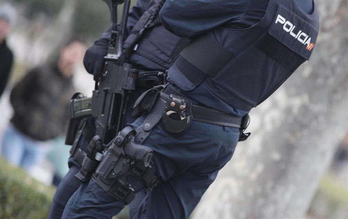 Dos agentes de la Policía Nacional. Dos agentes de la Policía Nacional.