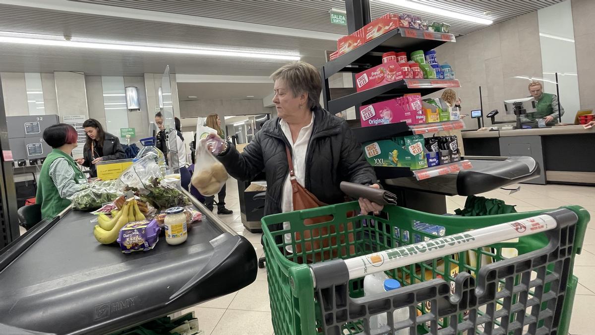 Una mujer, haciendo la compra en un supermercado.