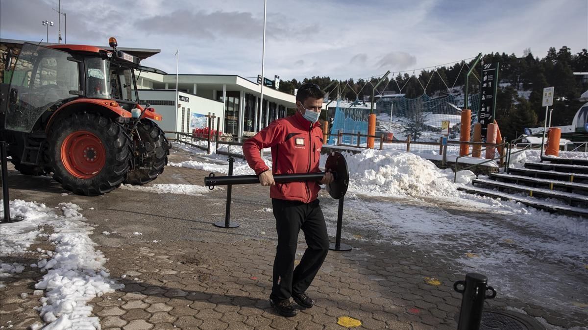 Un trabajador de La Molina ultima los preparativos de la apertura, el pasado domingo. Un trabajador de La Molina ultima los preparativos de la apertura, el pasado domingo.