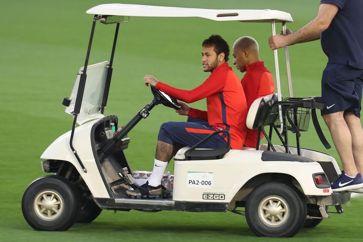 Neymar conduce un carrito de golf, en Catar. Neymar conduce un carrito de golf, en Catar.