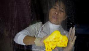 Una trabajadora del hogar durante su jornada laboral, en una foto de archivo.