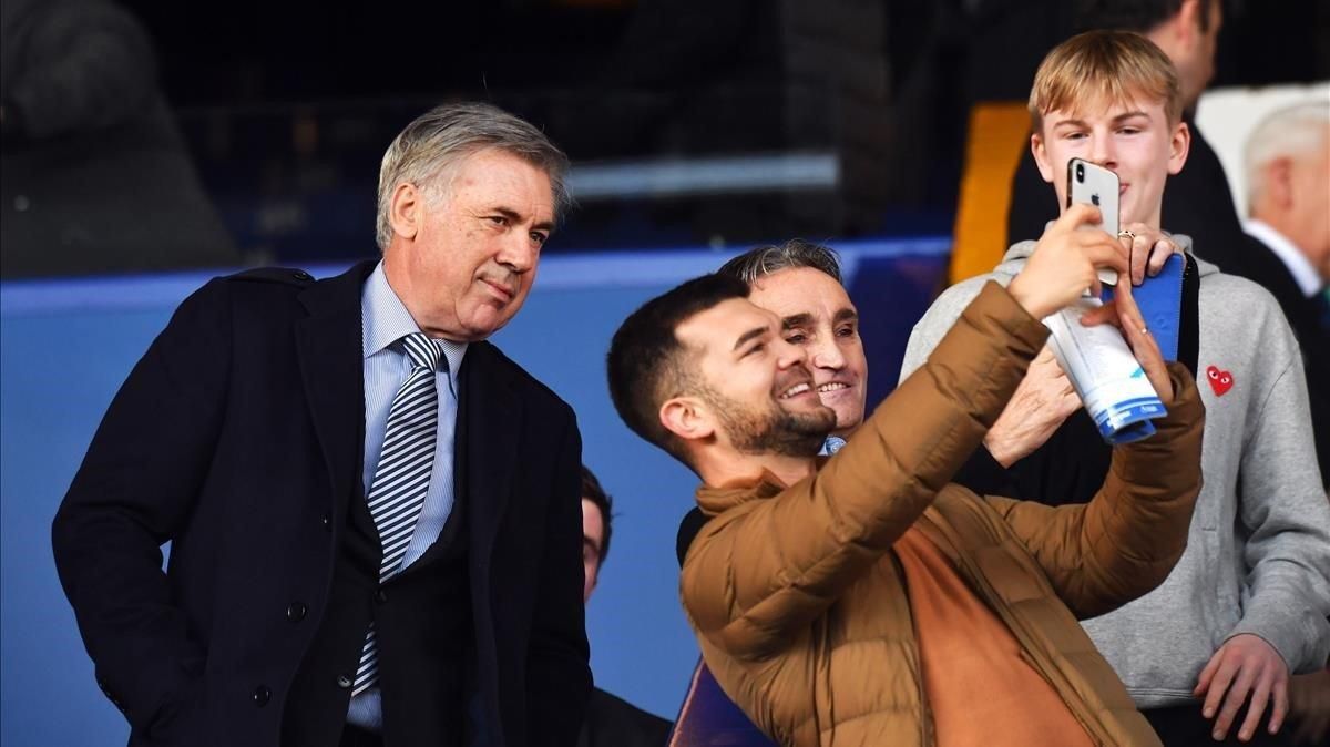 Carlo Ancelotti posa pra una foto con un fan del Everton en la grada de Goodison Park. Carlo Ancelotti posa pra una foto con un fan del Everton en la grada de Goodison Park.