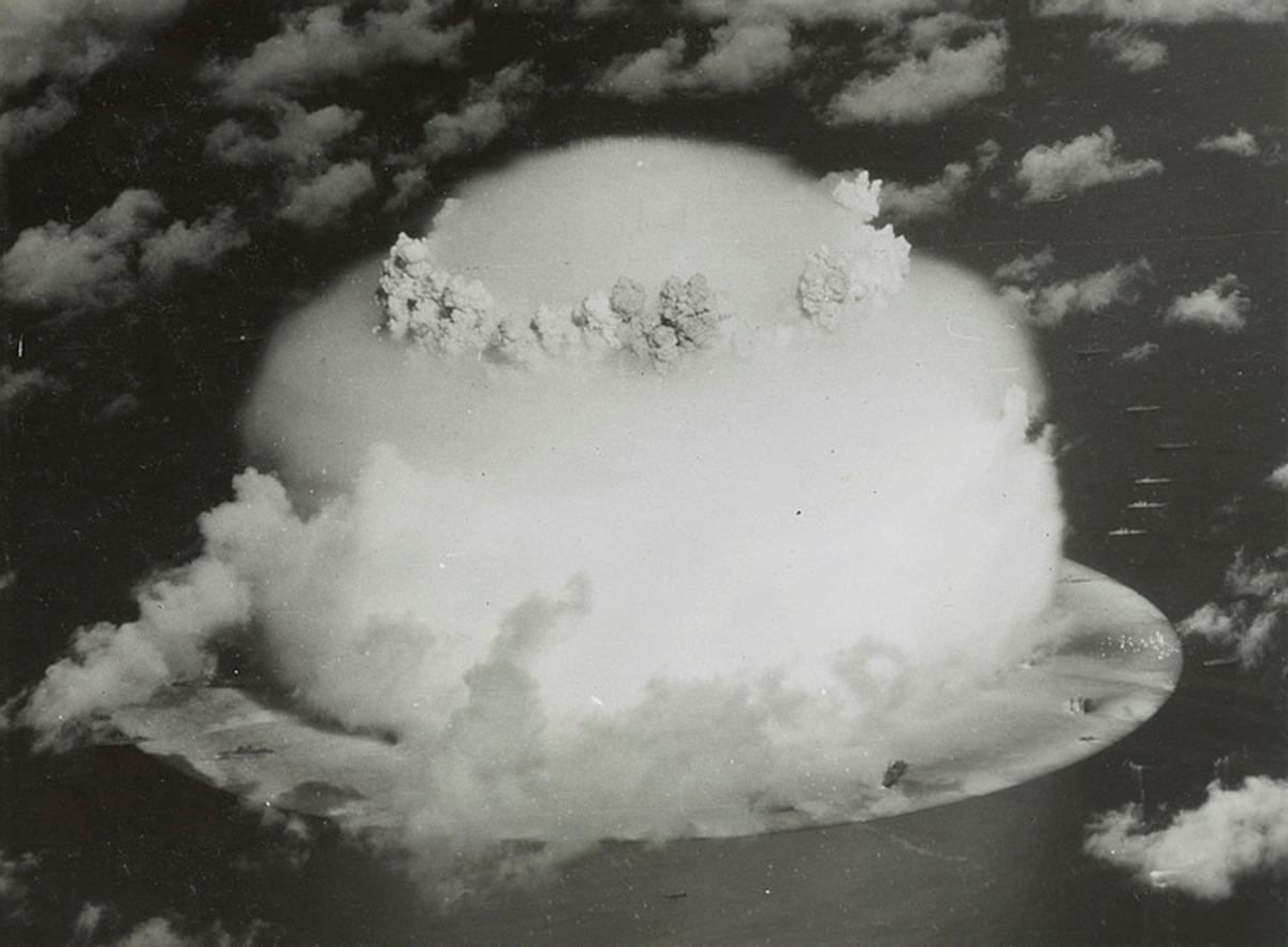 Imagen de la explosión de una bomba nuclear durante un ensayo de EEUU en las islas Marshall, en 1946.