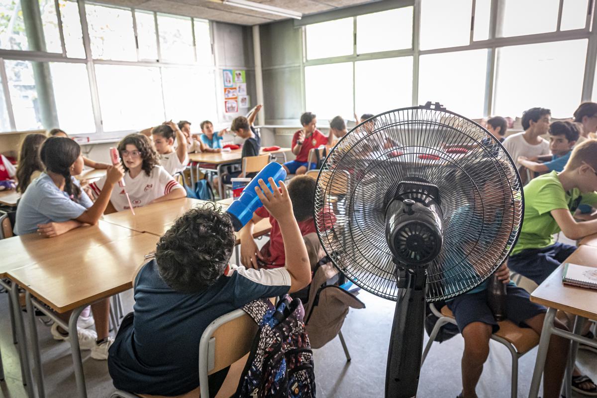 Un ventilador en un aula de un colegio de Barcelona.