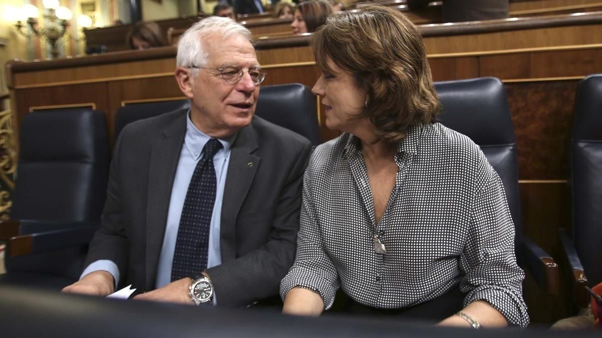Josep Borrell conversa con Dolores Delgado, este miércoles en el Congreso. Josep Borrell conversa con Dolores Delgado, este miércoles en el Congreso.