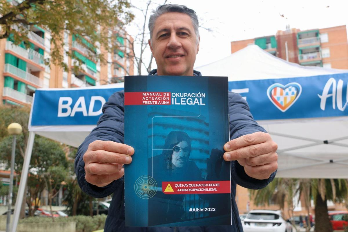 Albiol presenta a tres meses de las municipales en Badalona un provocativo manual de actuación frente a una okupación ilegal.