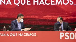 El PSOE fuerza cambios tras la derrota electoral en Madrid. En la foto, Pedro Sánchez y José Luis Ábalos.
