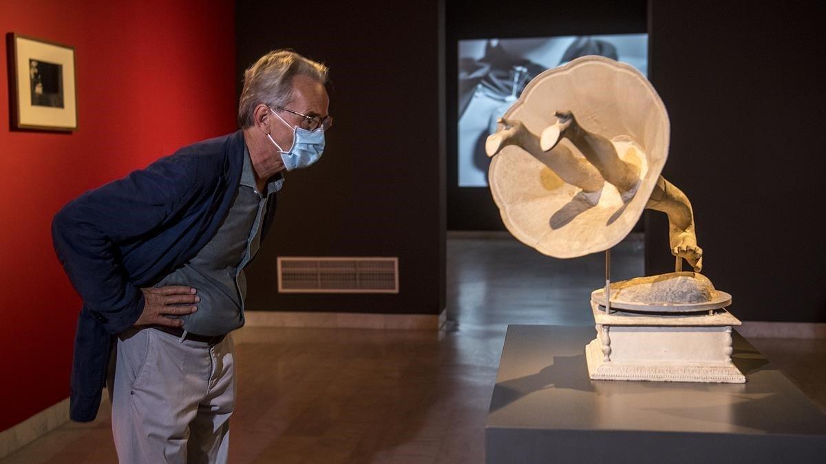 El director del Museo Picasso de Barcelona, Emmanuel Guigon, observa la escultura ’Jamais’  de Oscar Domínguez.
