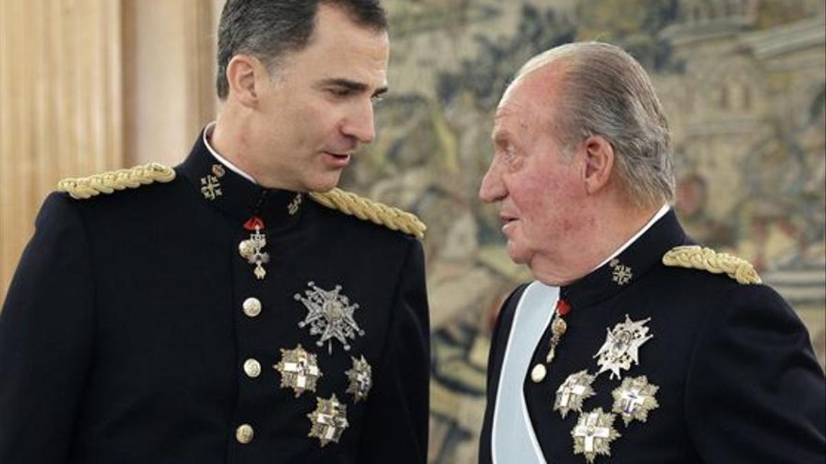 Felipe VI acuerda verse en Madrid con el rey emérito