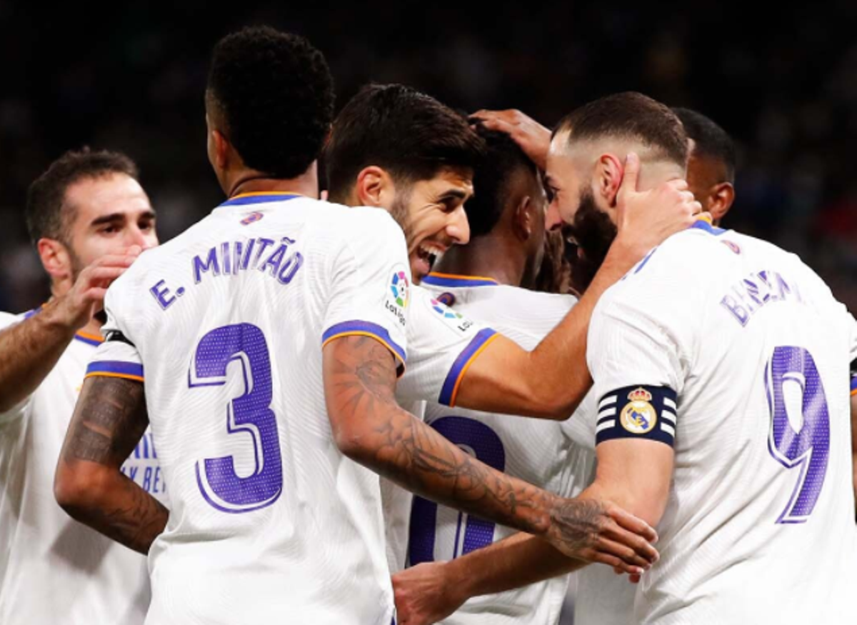 Vinicius y Benzema lideran al Real Madrid en un plácido derbi