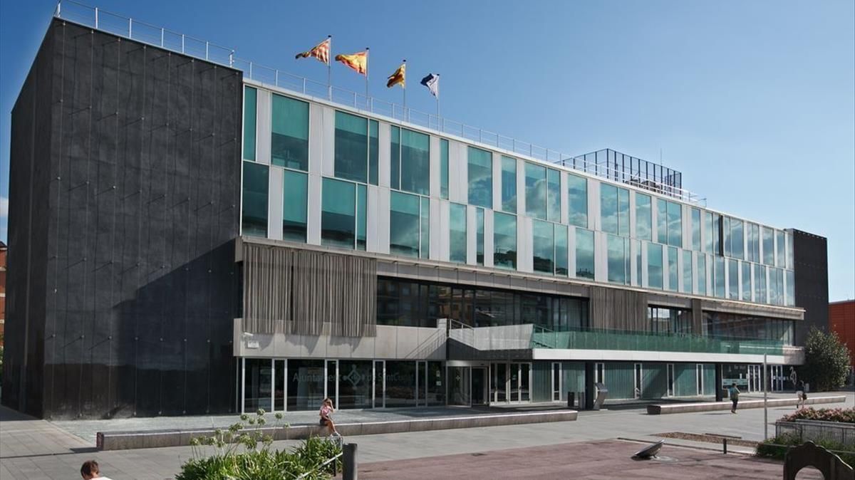 Fachada del Ayuntamiento de Sant Cugat del Vallès. Fachada del Ayuntamiento de Sant Cugat del Vallès.