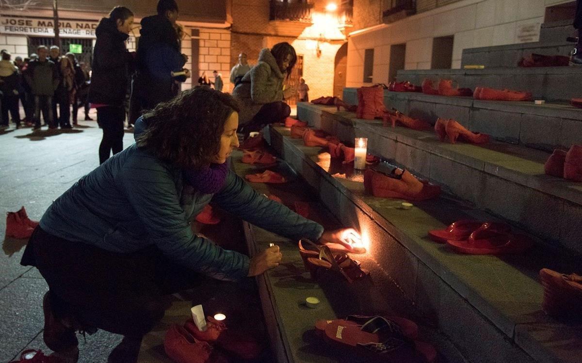 Varias mujeres encienden velas por el asesinato de una mujer en Huesca a manos presuntamente de su expareja.