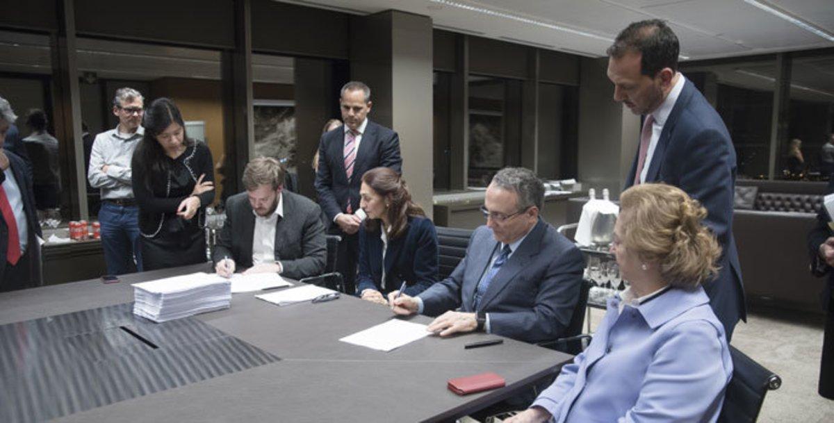 Antonio Asensio y Javier Moll rubrican la compraventa del Grupo Zeta.