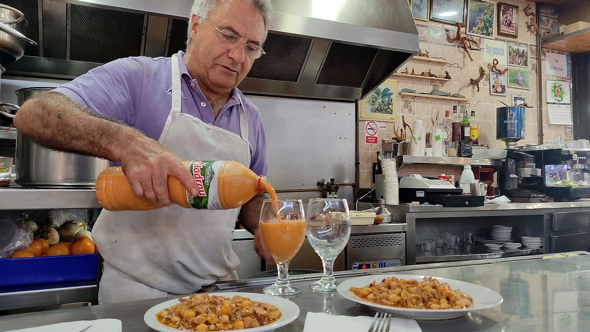 Miguel Baladrón, del Bar Solera, sirviendo su gazpacho.