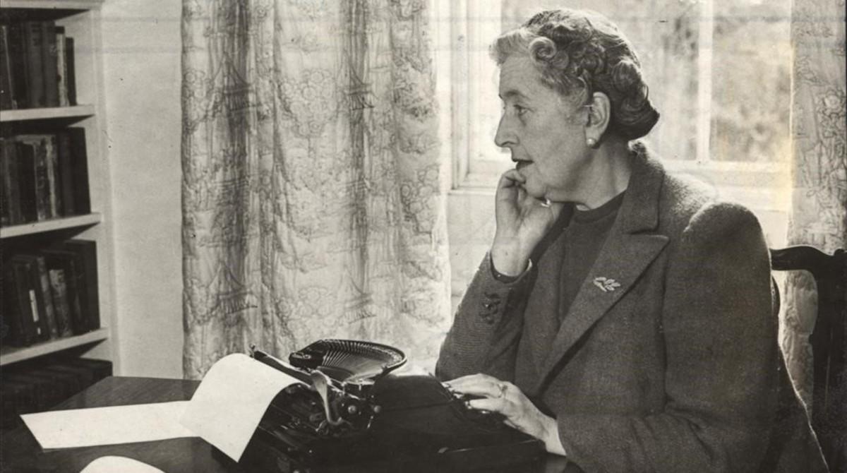 Agatha Christie ante su máquina de escribir