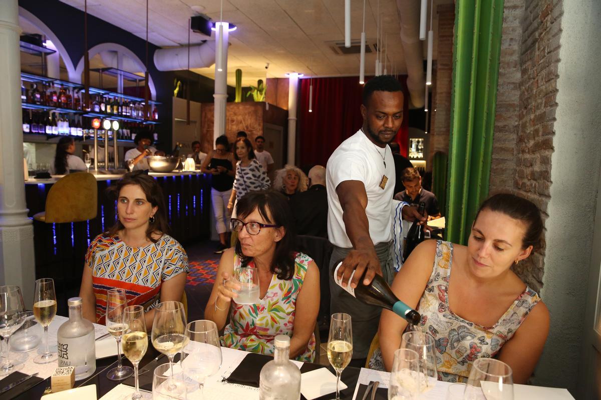Cheikhou sirve una mesa en el restaurante La Pau.
