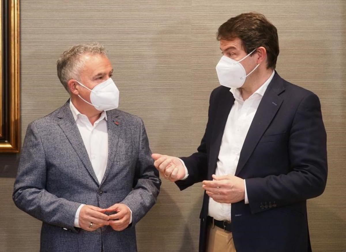 El presidente en funciones de la Junta de Castilla y León, Alfonso Fernández Mañueco (d), con el candidato de Soria ¡Ya!, Ángel Ceña (i), durante su reunión en Valladolid este 26 de febrero de 2022. El presidente en funciones de la Junta de Castilla y León, Alfonso Fernández Mañueco (d), con el candidato de Soria ¡Ya!, Ángel Ceña (i), durante su reunión en Valladolid este 26 de febrero de 2022.