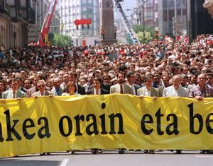 Manifestación en Bilbao exigiendo la liberación de Miguel Ángel Blanco, el 12 de julio de 1997. En la cabecera, entre otros, José María Aznar, Carlos Iturgaiz, Ramón Jáuregui y José Antonio Ardanza.