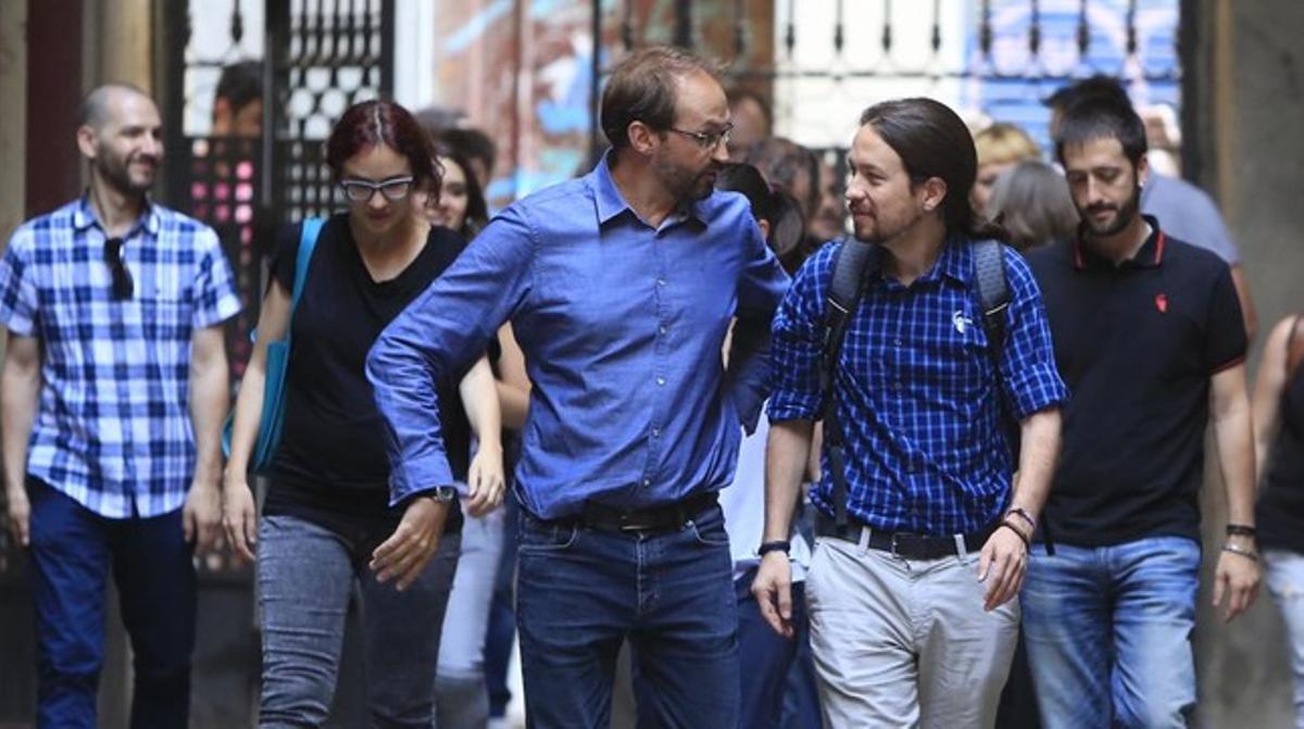 El coordinador nacional d’ICV, Joan Herrera, i el secretari general de Podem, Pablo Iglesias, el 26 de juny, a Barcelona.