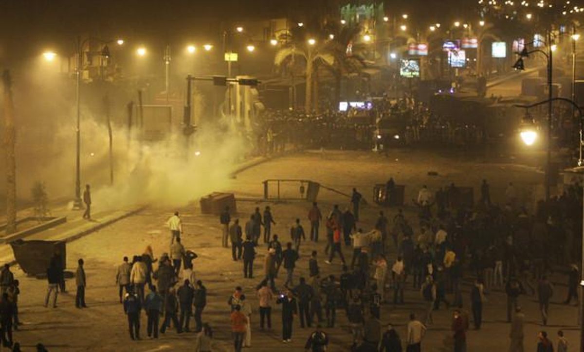 Policías y manifestantes se enfrentan en las calles de Suez, la noche del jueves. Policías y manifestantes se enfrentan en las calles de Suez, la noche del jueves.