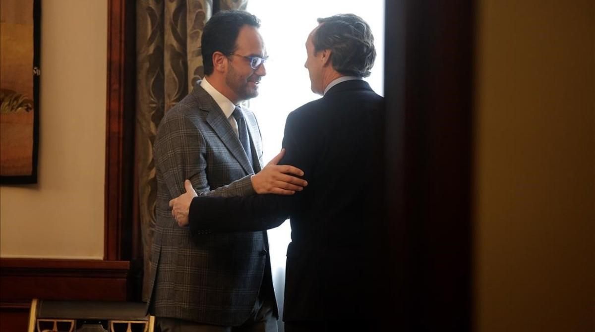 El portavoz del PSOE, Antonio Hernando, y su homólogo en el PP, Rafael Hernando, conversan en el Congreso. El portavoz del PSOE, Antonio Hernando, y su homólogo en el PP, Rafael Hernando, conversan en el Congreso.