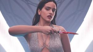 Rosalía, en una imagen del videoclip de ’La fama’