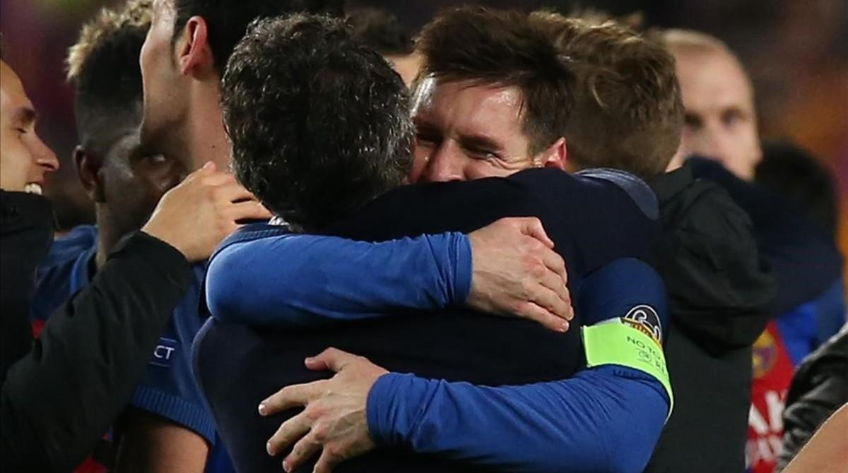 Messi se abraza a Luis Enrique tras la clasificación del Barça para los cuartos de final de la Champions.
