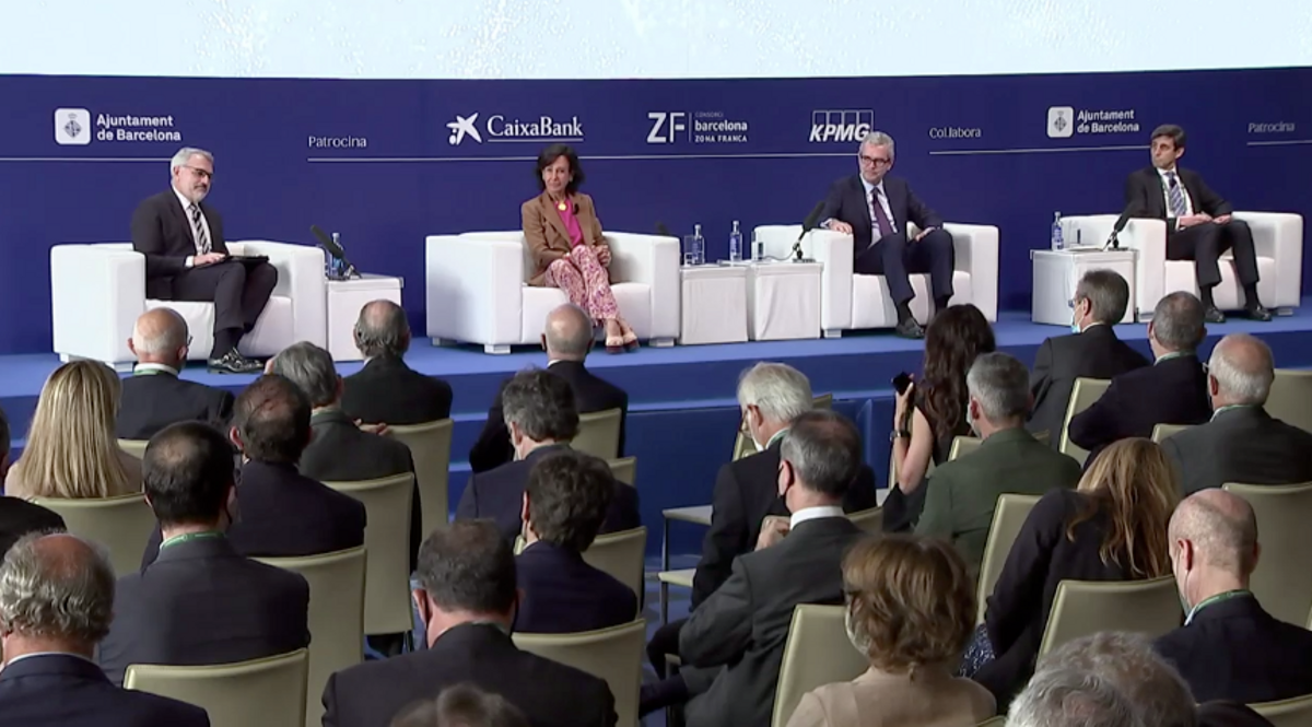 Sesión del Cercle presidida por Marc Puig, vicepresidente del Cercle d’Economia (izquierda); Ana Botín, presidenta ejecutiva del Banco Santander; Pablo Isla, presidente de Inditex; y José Mª Álvarez-Pallete, presidente de Telefónica. Sesión del Cercle presidida por Marc Puig, vicepresidente del Cercle d’Economia (izquierda); Ana Botín, presidenta ejecutiva del Banco Santander; Pablo Isla, presidente de Inditex; y José Mª Álvarez-Pallete, presidente de Telefónica.