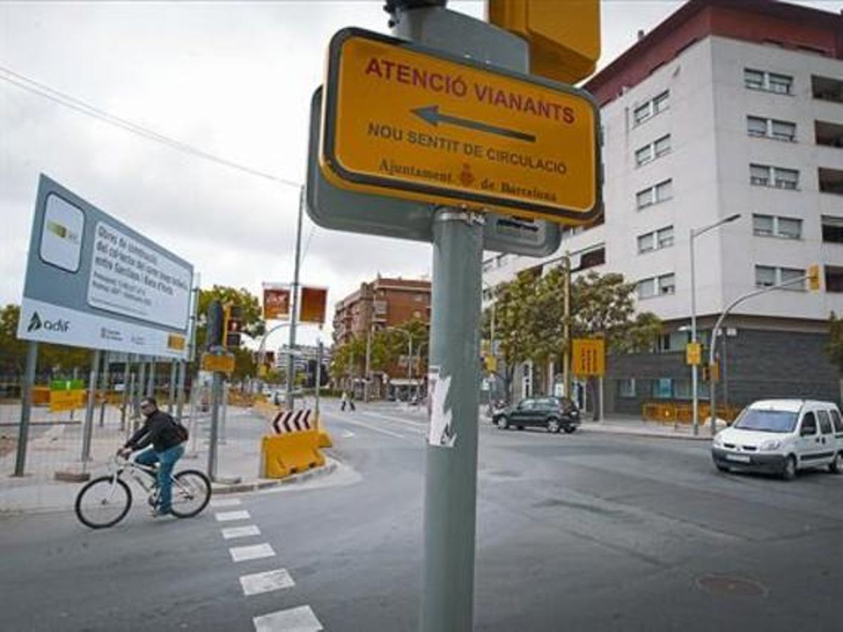Calle de La Sagrera, esquina Garcilaso, el viernes, convertida en vía de doble sentido por las obras del AVE. Calle de La Sagrera, esquina Garcilaso, el viernes, convertida en vía de doble sentido por las obras del AVE.