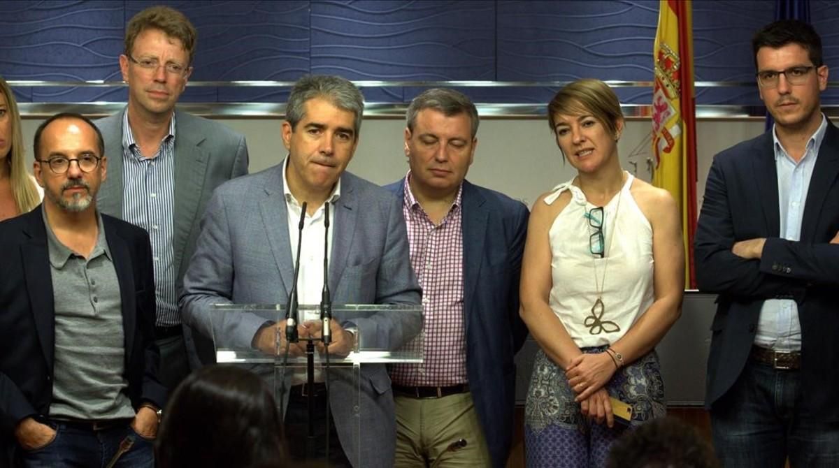 El portavoz de Convergència, Francesc Homs, con algunos de los diputados de su partido, en el Congreso. El portavoz de Convergència, Francesc Homs, con algunos de los diputados de su partido, en el Congreso.