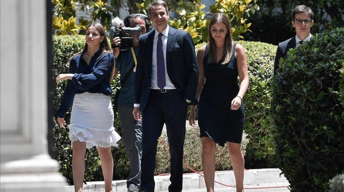 Kyriakos Mitsotakis, con sus hijos tras jurar el cargo de primer ministro. Kyriakos Mitsotakis, con sus hijos tras jurar el cargo de primer ministro.