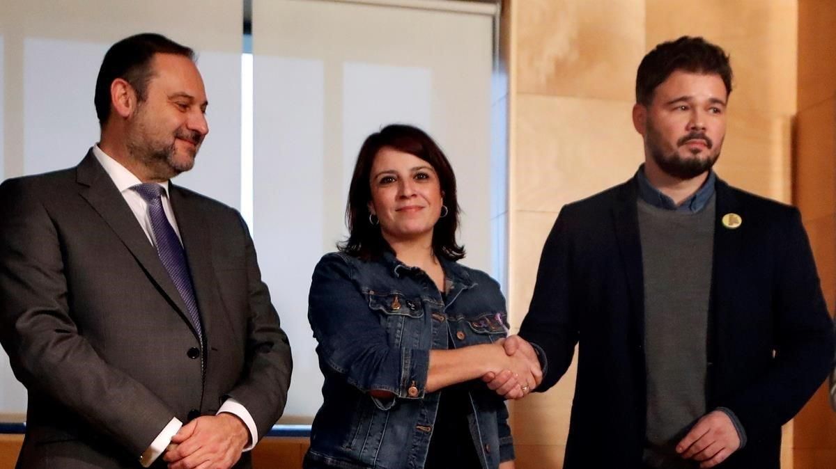 La portavoz parlamentaria del PSOE, Adriana Lastra, y el de ERC, Gabriel Rufián, se dan la mano, junto al secretario de Organización socialista, José Luis Ábalos. La portavoz parlamentaria del PSOE, Adriana Lastra, y el de ERC, Gabriel Rufián, se dan la mano, junto al secretario de Organización socialista, José Luis Ábalos.
