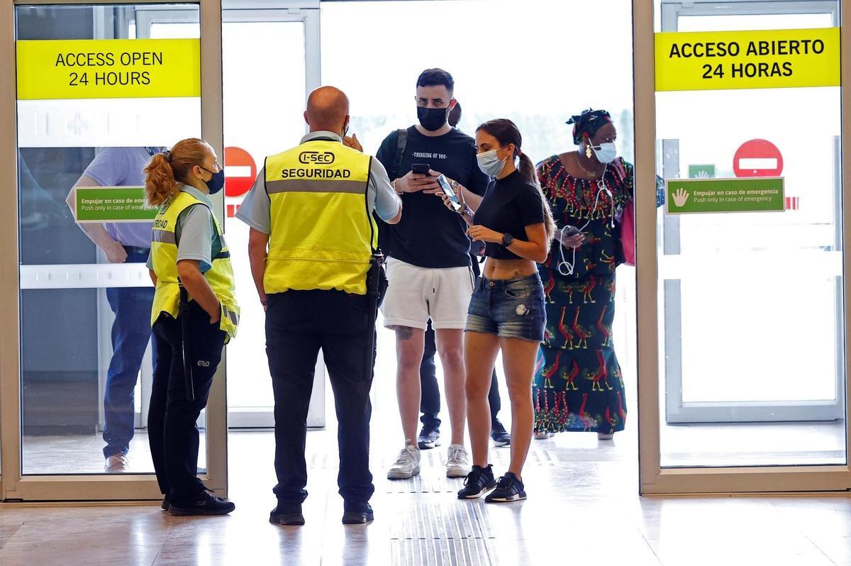 Pasajeros llegan al aeropuerto Adolfo Suárez Madrid Barajas, en una fotografía de archivo. EFE/Chema Moya