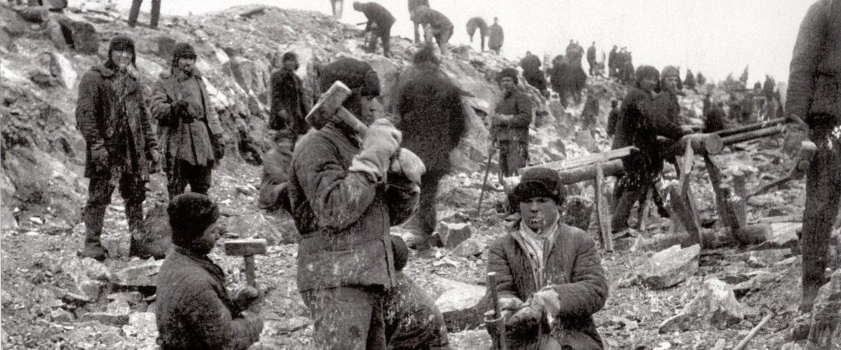 Prisioneros partiendo piedras y colocando cargas explosivas. Prisioneros partiendo piedras y colocando cargas explosivas.