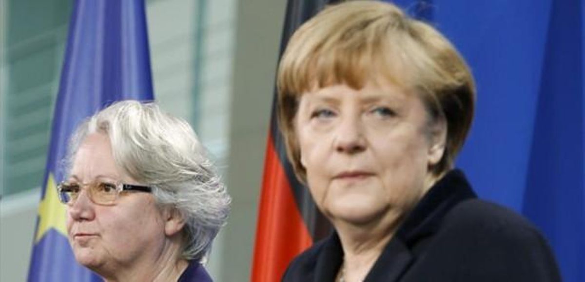 La ministra Annette Schavan, en segundo plano, junto a Angela Merkel. La ministra Annette Schavan, en segundo plano, junto a Angela Merkel.
