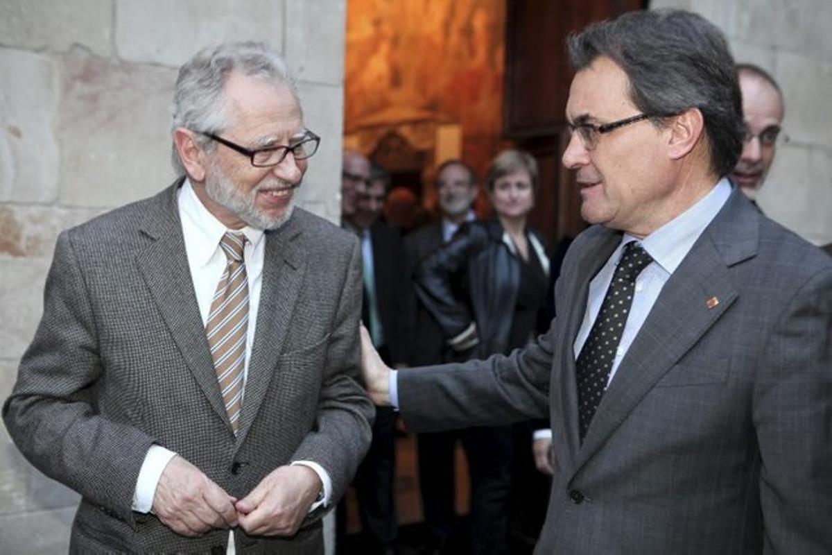 El presidente del Consell Assessor per a la Transició Nacional, Carles Vives Pi-Sunyer (i), con Artur Mas.