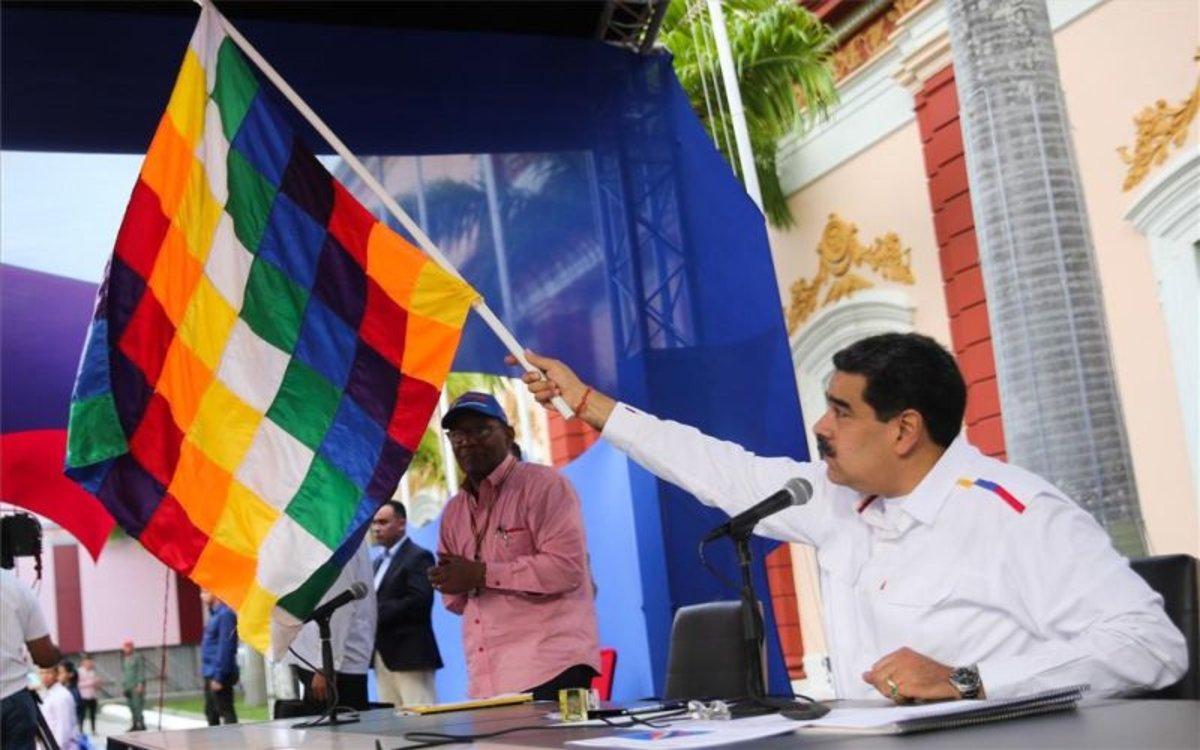 Nicolás Maduro con la bandera de los pueblos indígenas de Bolivia.